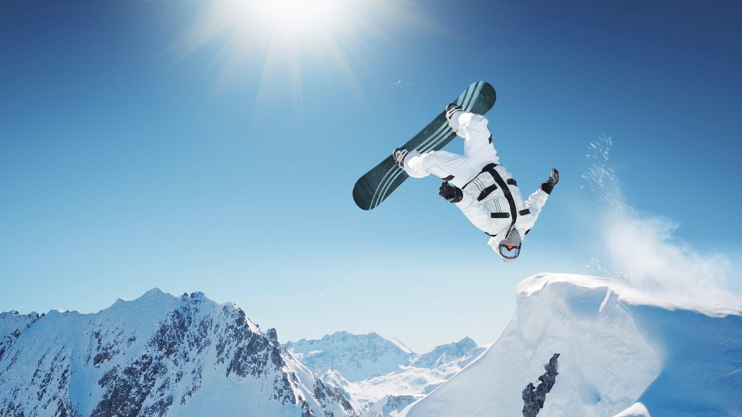 跳水高难动作波兰稳健完成，波兰跳伞者误降足球比赛现场